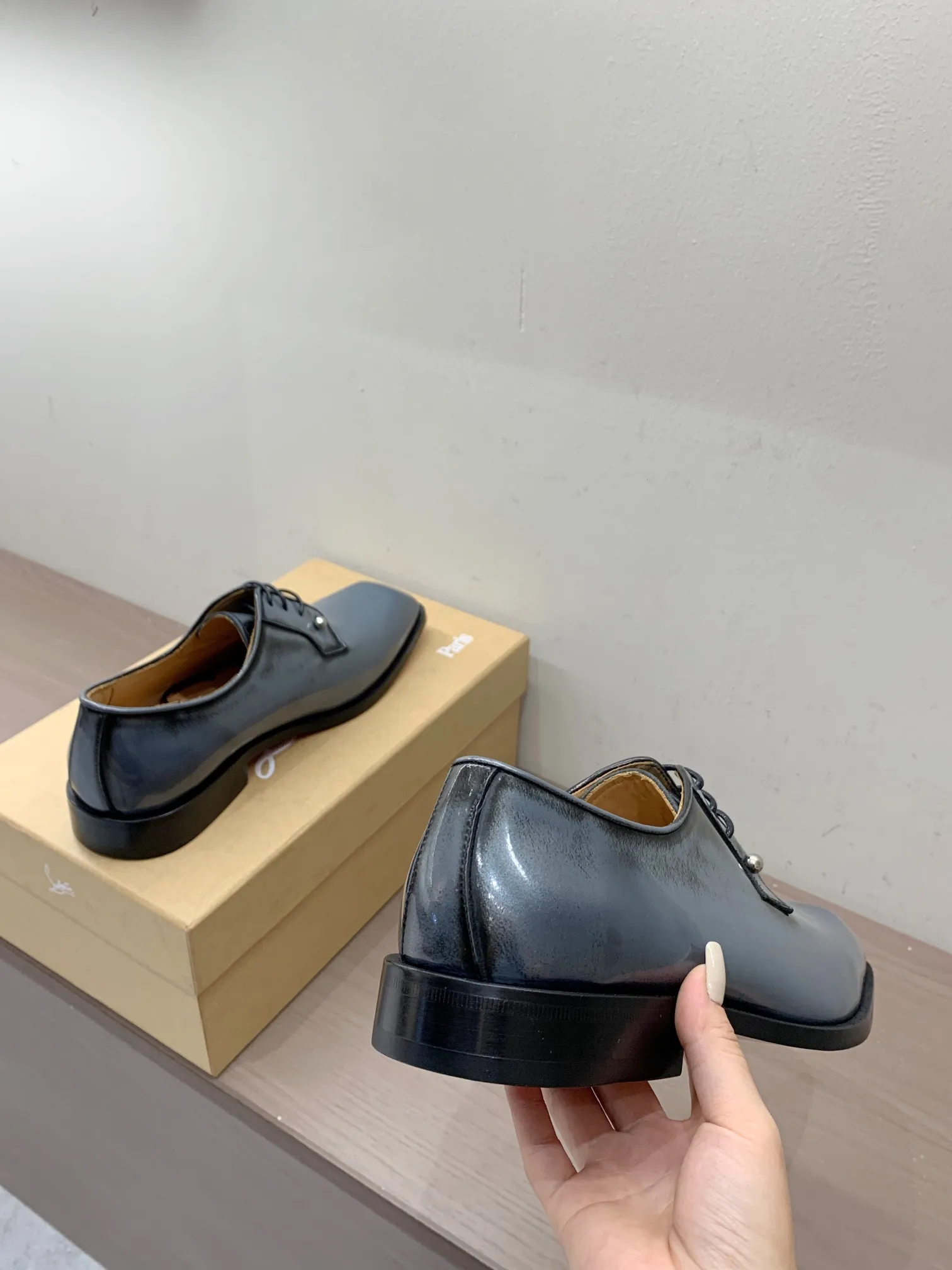 [CL red sole shoes] Top P: 1020💰 Size 39-44 (38.45.46 custom-made, non-returnable) Christian Louboutin men's classic Oxford shoes, men's business formal leather shoes💫Original molding, 1:1 replica, specially made for nobles. The unique shoe shape is unique and 100% comfortable! The whole shoe is made of imported Italian cowhide material, carefully selected, with fine pores and rich luster. Cow leather lining, soft and comfortable, sweat-absorbent and breathable. Genuine leather outsole, non-slip and wear-resistant, full of texture, elegant and luxurious overall, integrating comfort, formality and luxury! The Rolls Royce of shoes!